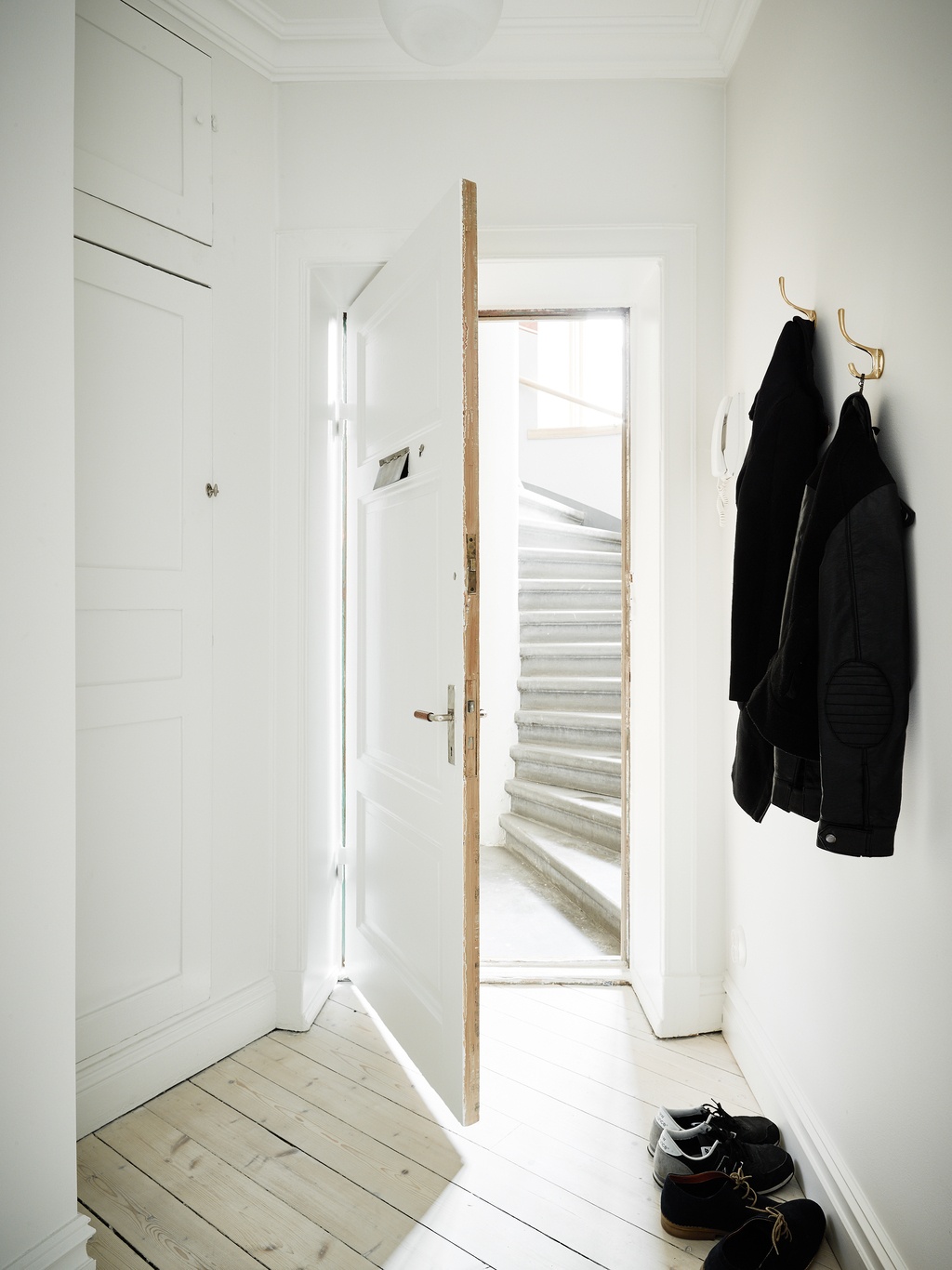 Scandinavian White Interior found on Entrance | Via DesignStudio210