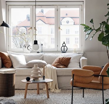 How to decorate a couch with throw pillows