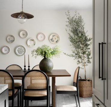 Decorative plates on walls