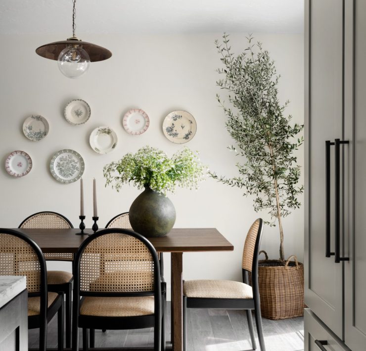 Decorative plates on walls